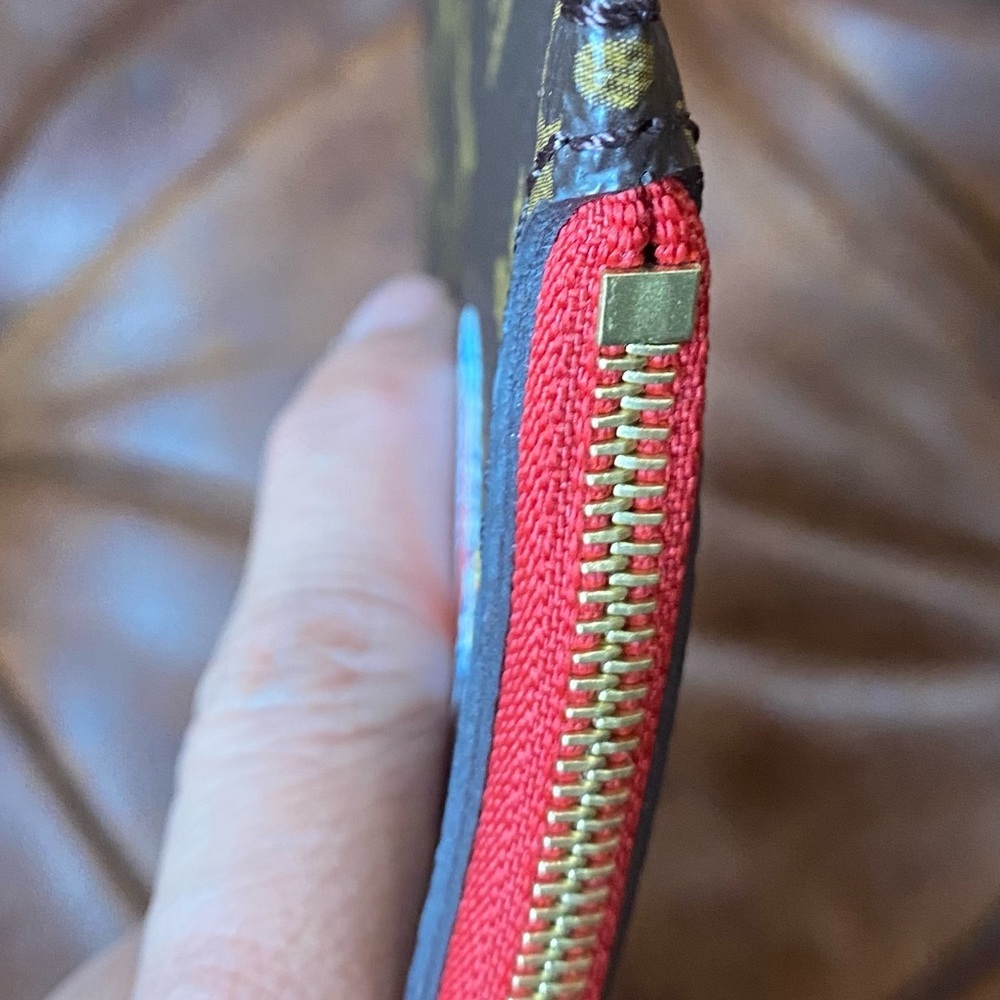 Lv Limited  edition Wrislet - Picture 9 of 15